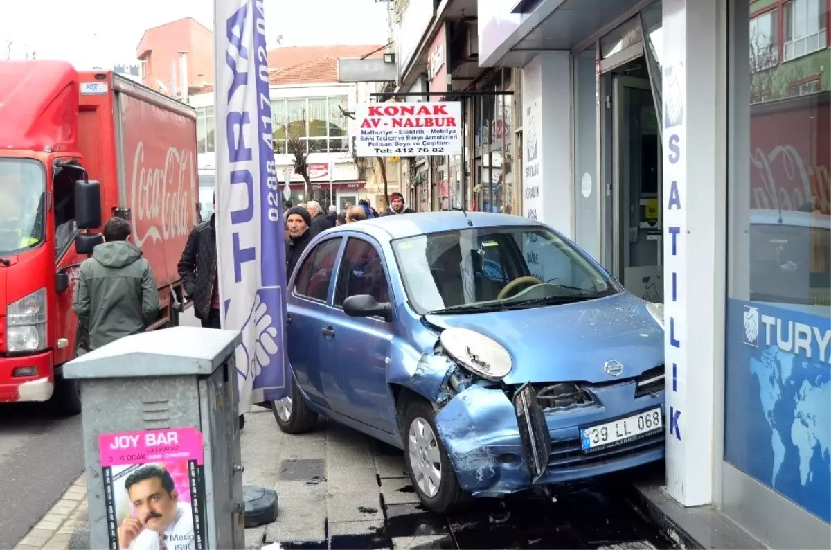 Kırklareli\'de kontrolden çıkan otomobil iş yerine daldı