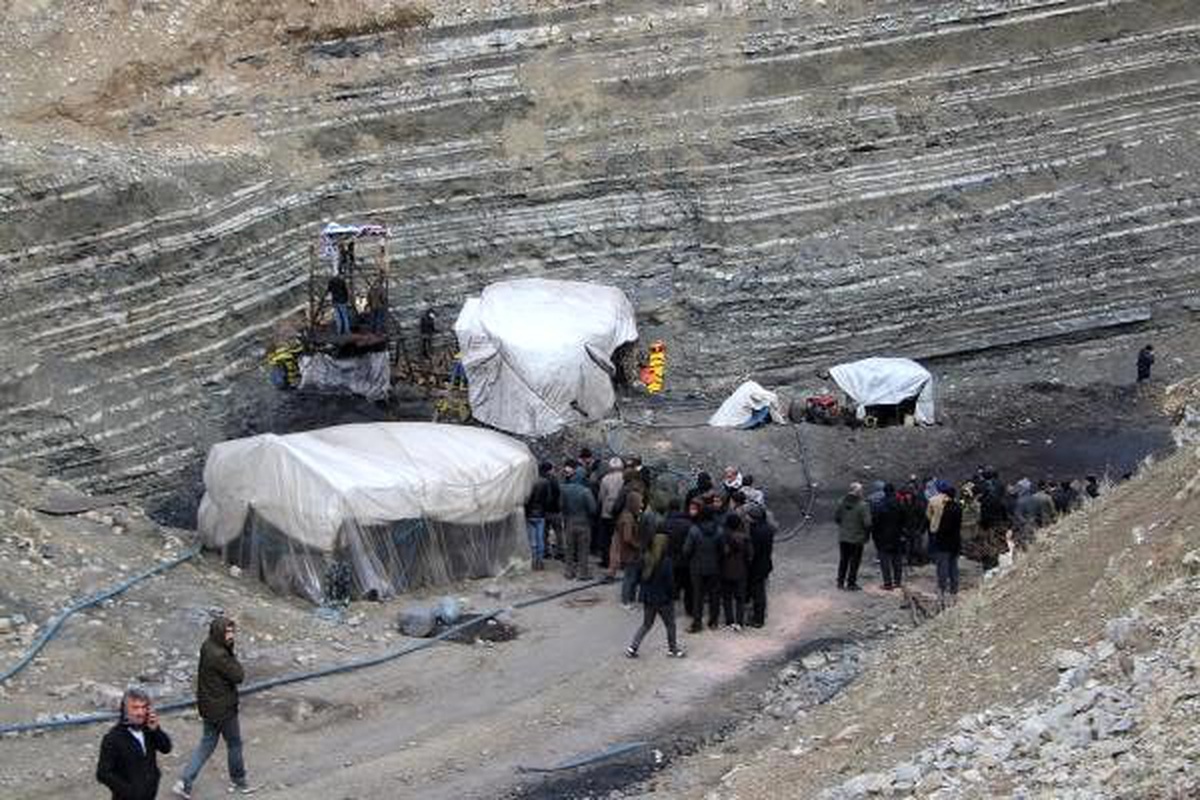 Kömür ocağındaki göçükte mahsur kalan işçinin çıkarılması için çalışma