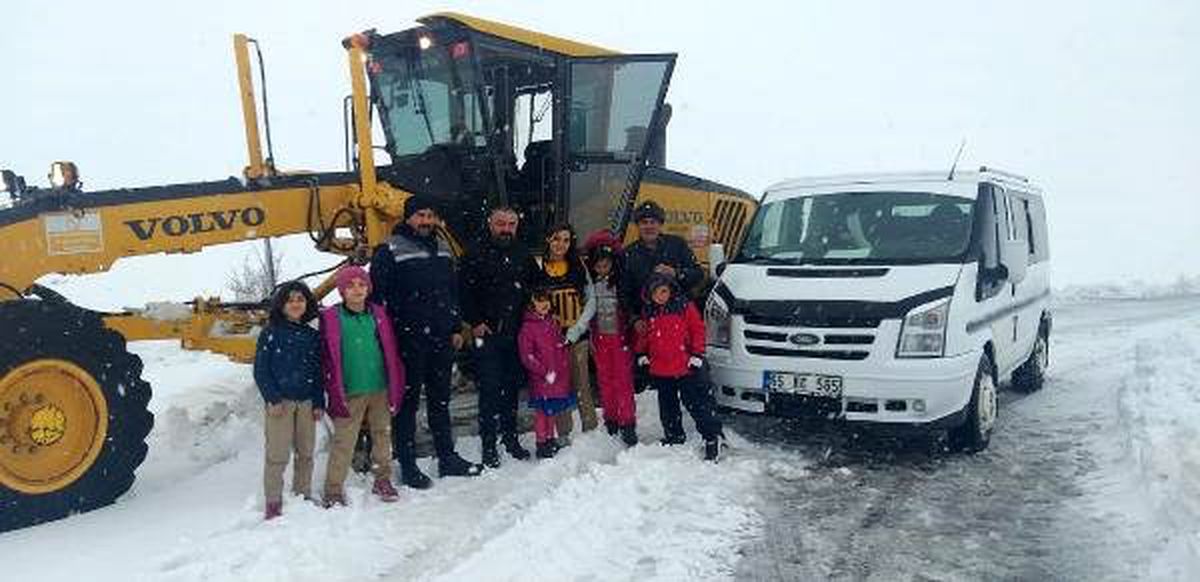 Köy yolunda \'kar\' nedeniyle mahsur kalan öğrenciler kurtarıldı