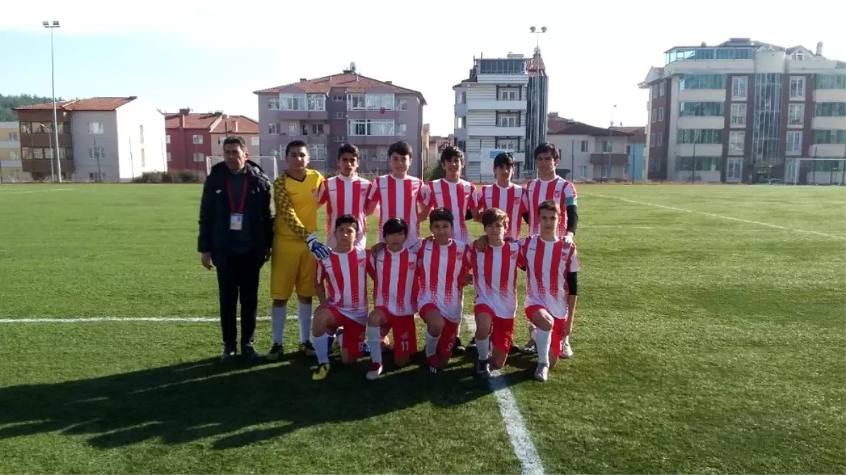 Ligde 12\'de 12 yapan Bilecikspor U14 Gençler Ligi şampiyonu oldu