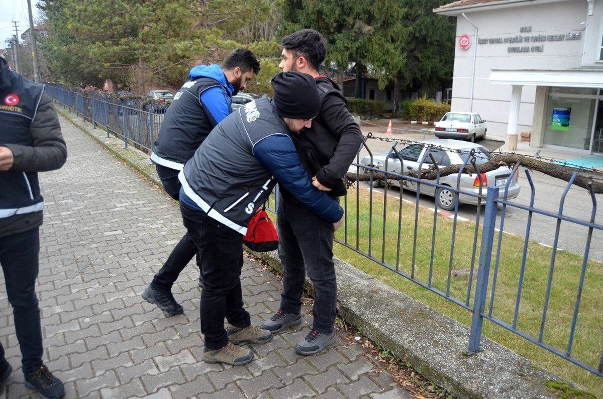 Lise önlerinde uyuşturucuya karşı uygulama yapıldı