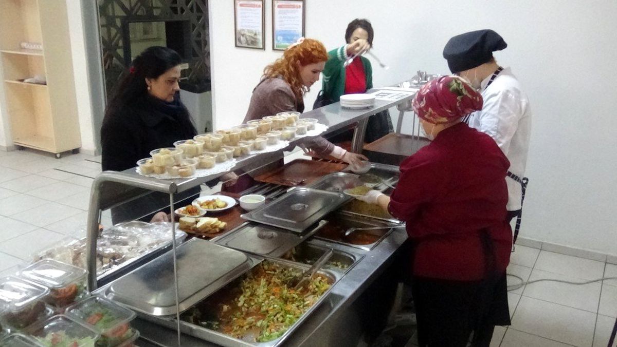 Liseli aşçılar 300 kişiyi doyuruyor