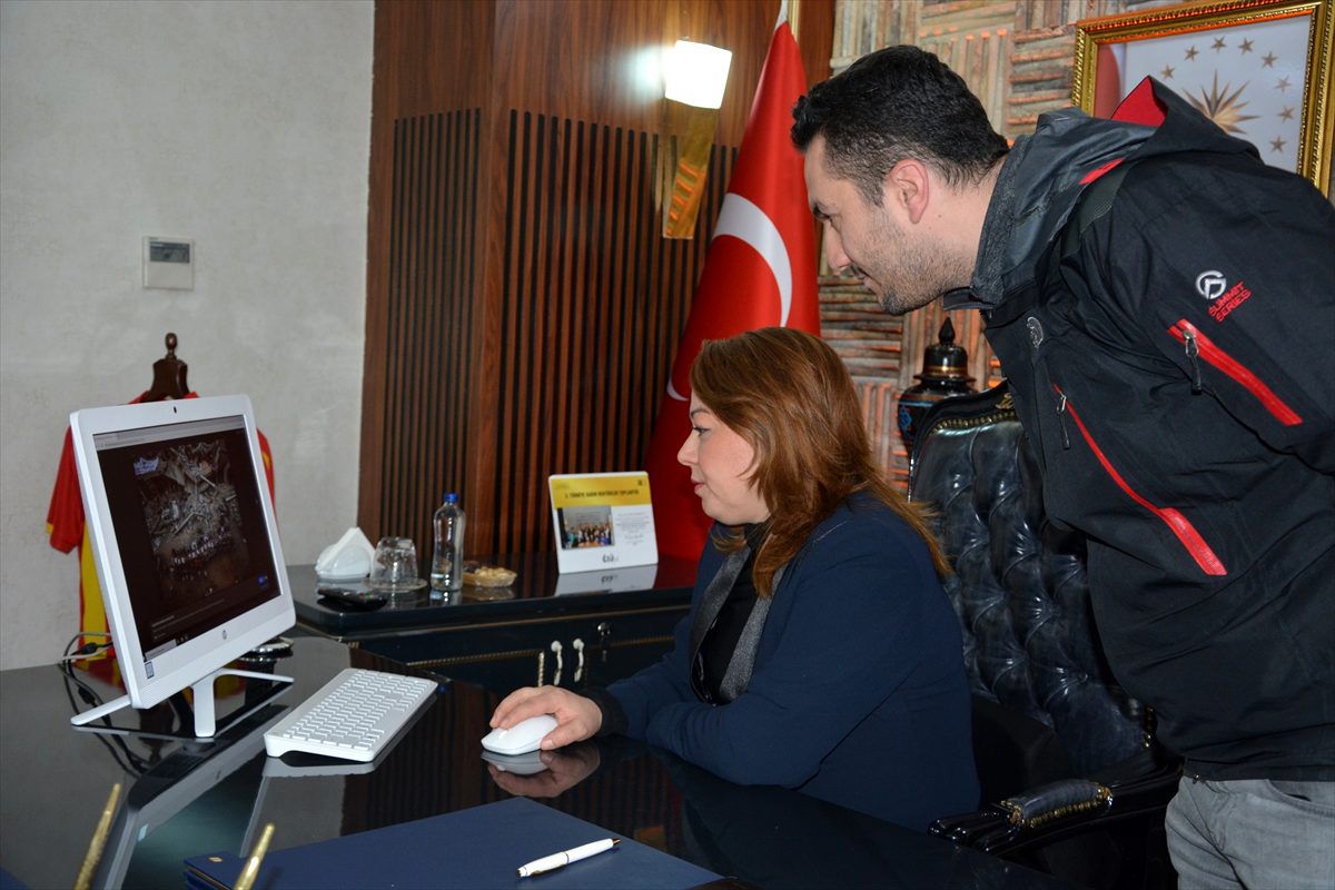 Malatya Turgut Özal Üniversitesi Rektörü Karabulut, AA\'nın "Yılın Fotoğrafları"nı oyladı