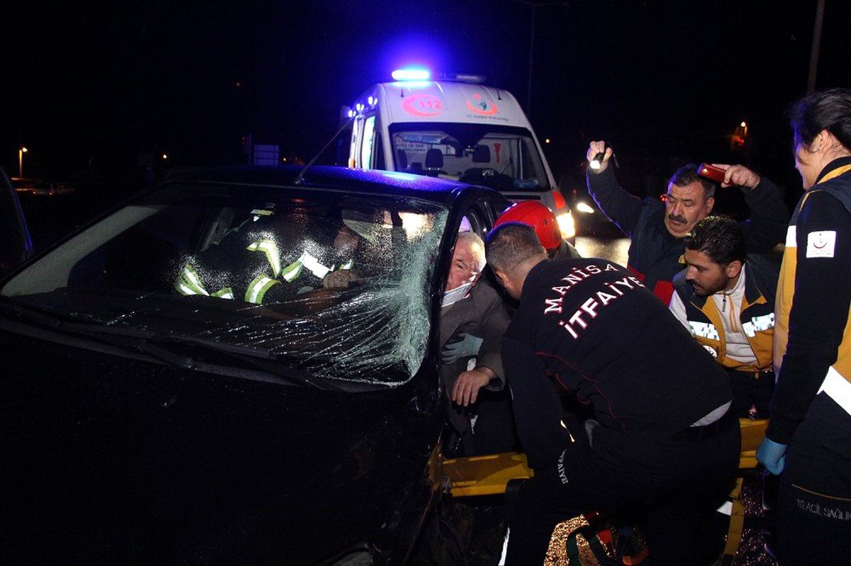Manisa\'da iki araç kafa kafaya çarpıştı; 1 yaralı