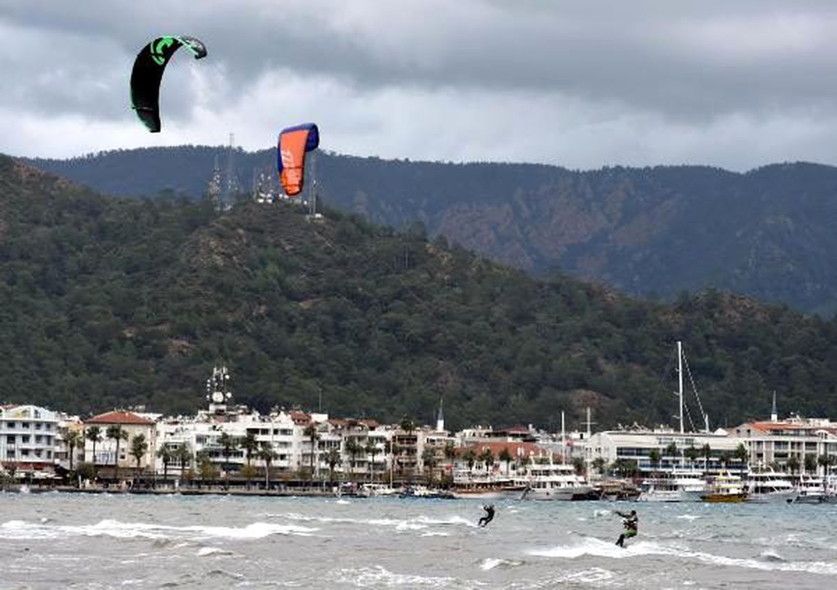 Marmaris\'te uçurtma ve rüzgar sörfü