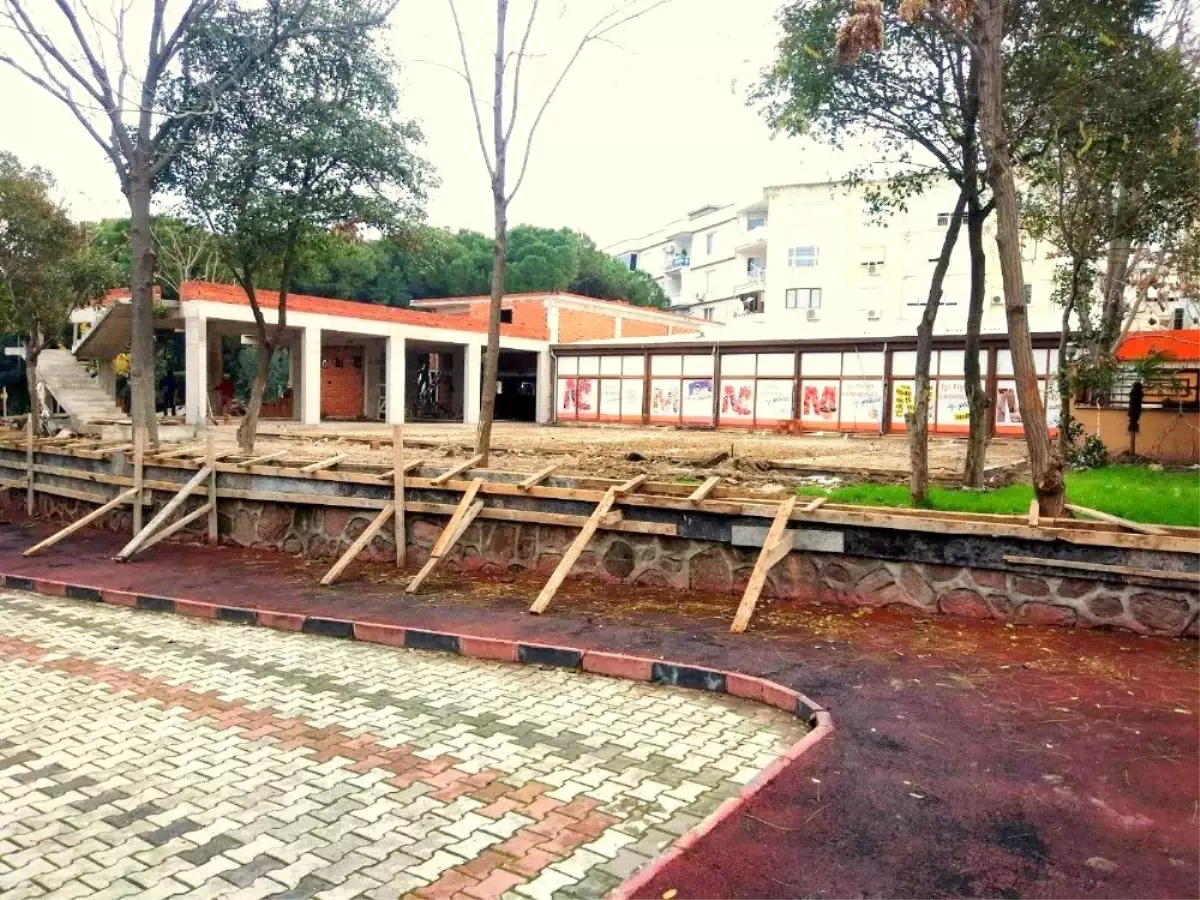 Menemen\'de ağaçların kesildiği alanda inşaat başladı, tepkiler büyük