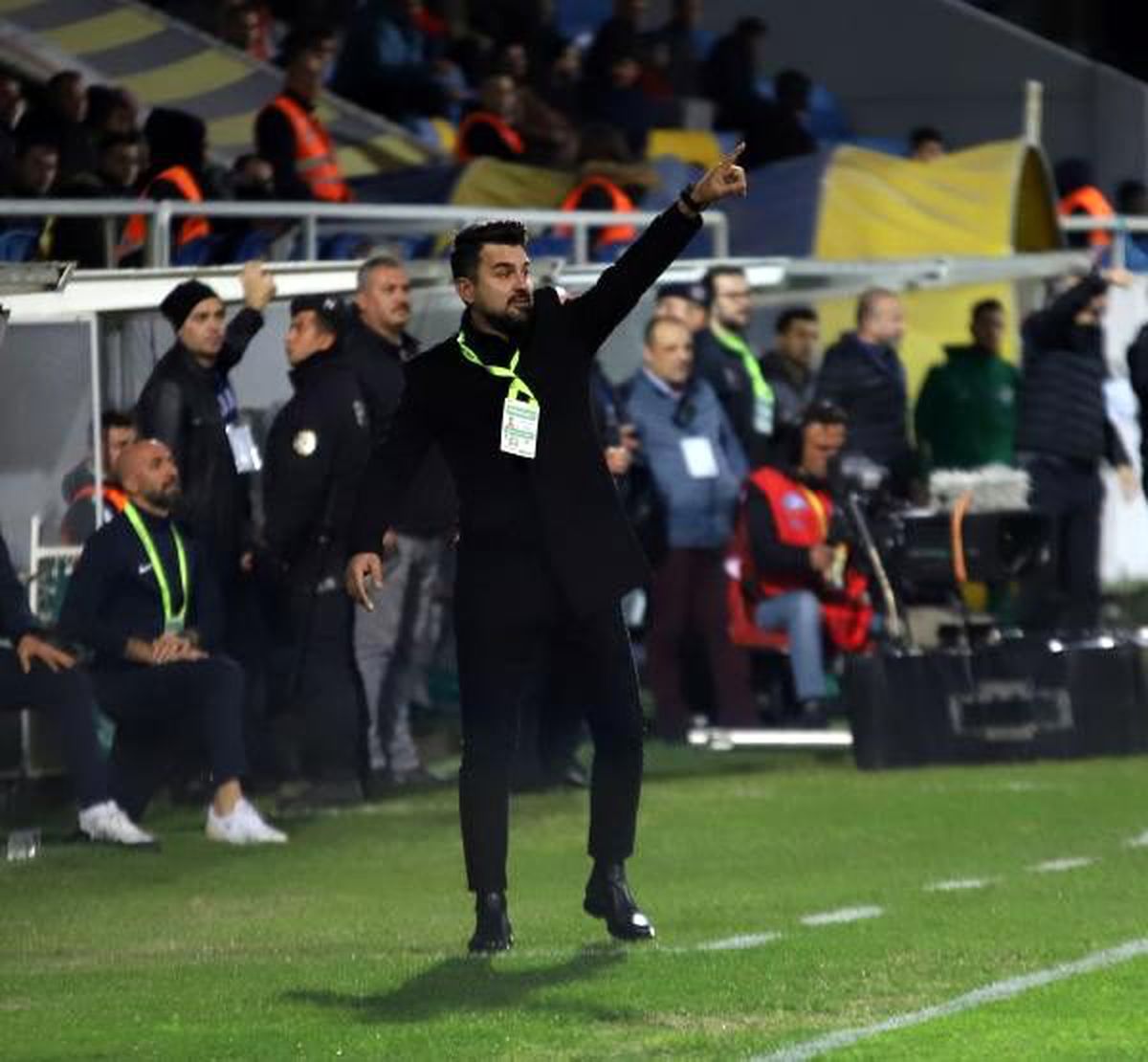 Menemenspor şan Altınordu can derdinde