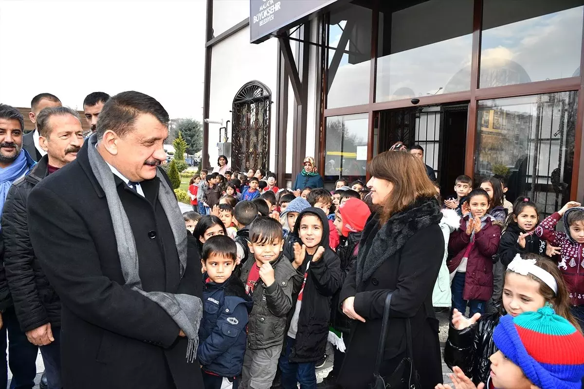 Milletvekili Çalık, mezun olduğu okulda kendisine mektup yazan öğrenci ile buluştu