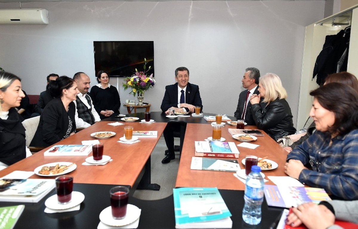 Milli Eğitim Bakanı Selçuk\'u duygulandıran kucaklaşma