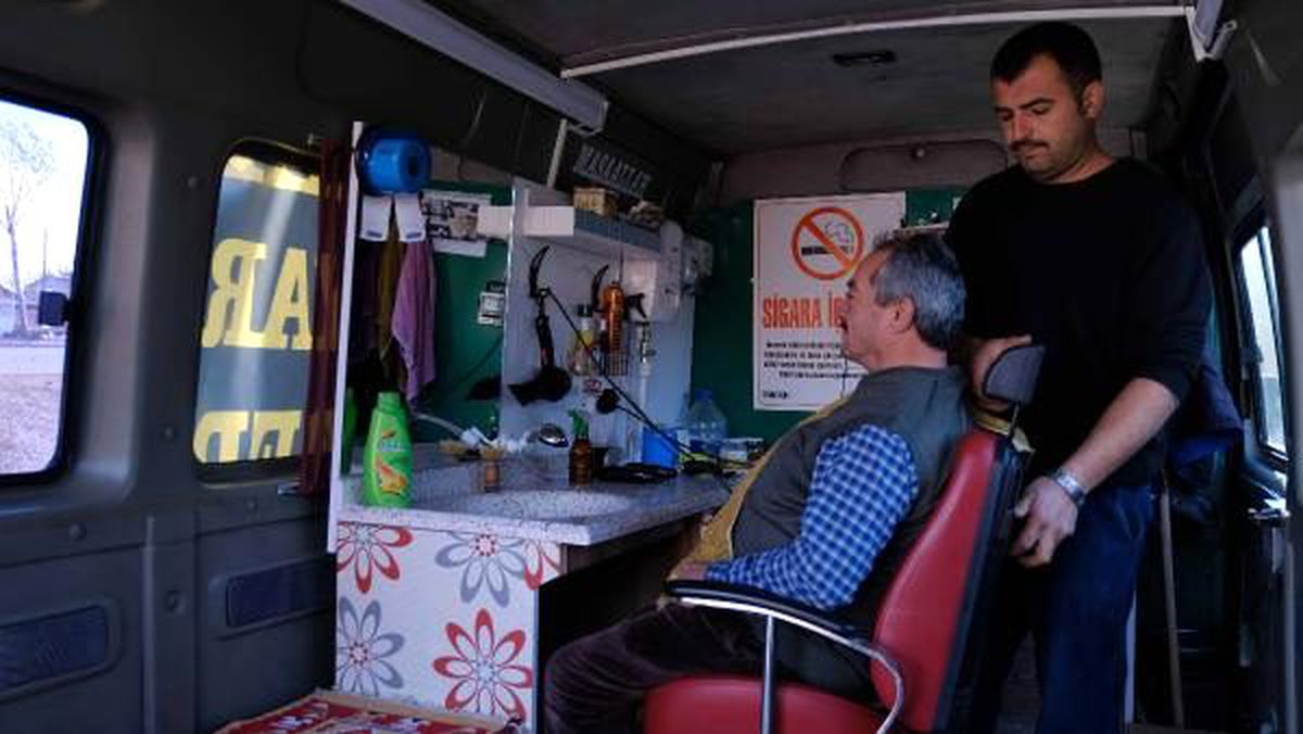 Minibüsü mobil berbere çevirdi