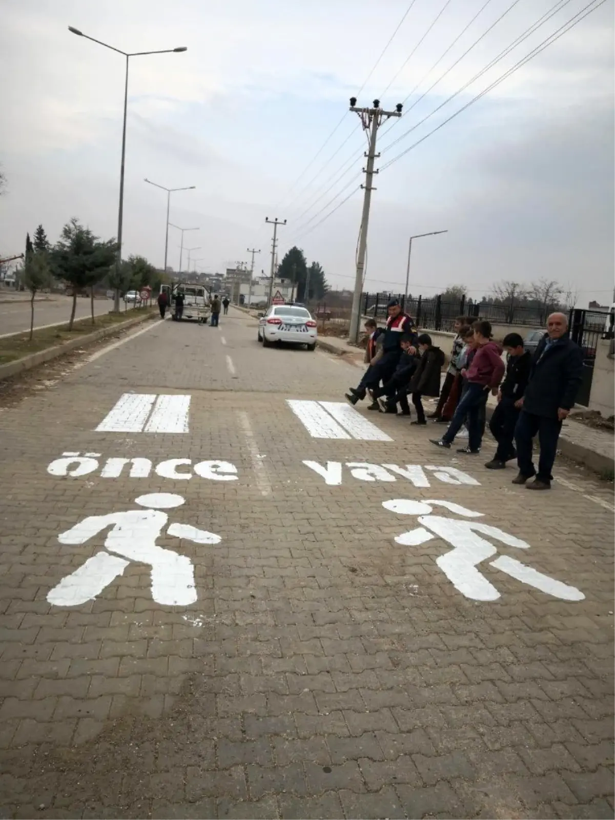 Okul önlerine \'Önce yaya\' görselleri çizildi