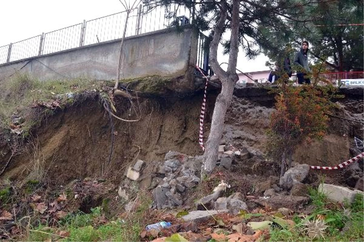 Okulun bahçe duvarı çöktü, sokak sakinleri tedirgin