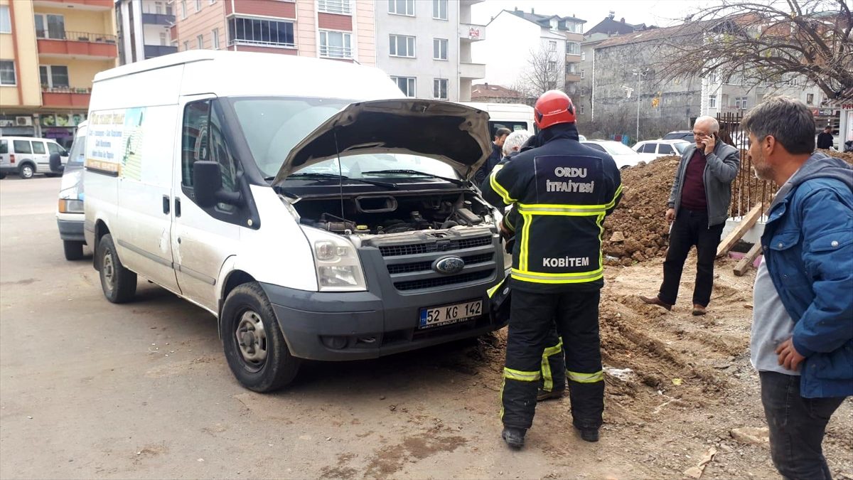 Ordu\'da minibüsün motor kısmına sıkışan kedi kurtarıldı