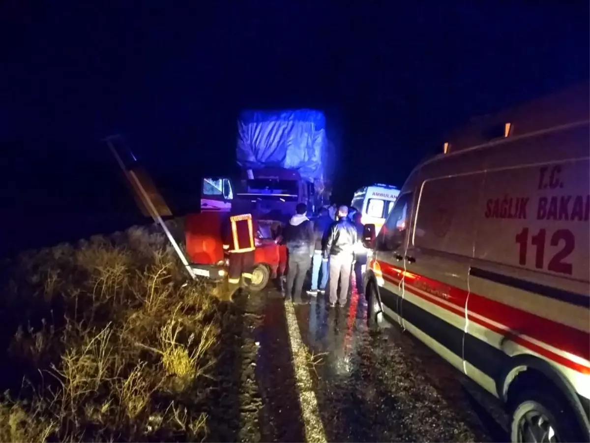 Otomobil ile kamyon çarpıştı: 2 ölü