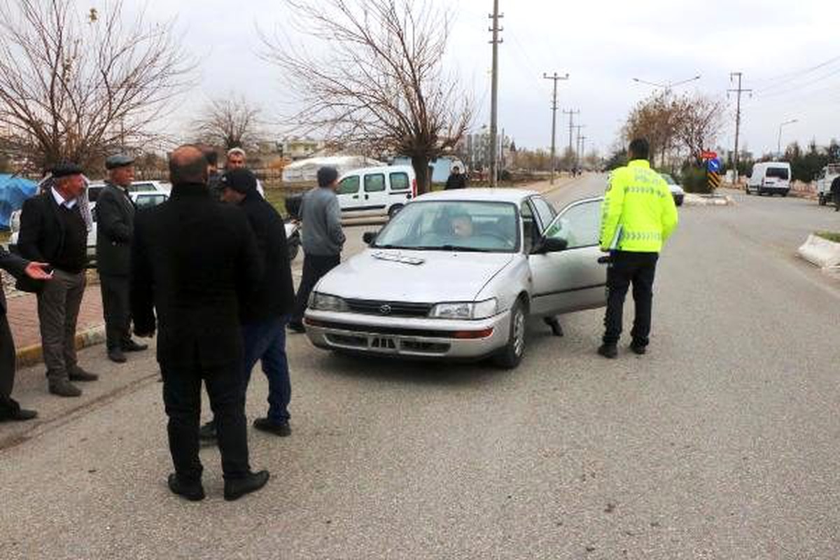 Otomobilin çarptığı ilkokul öğrencileri yaralandı