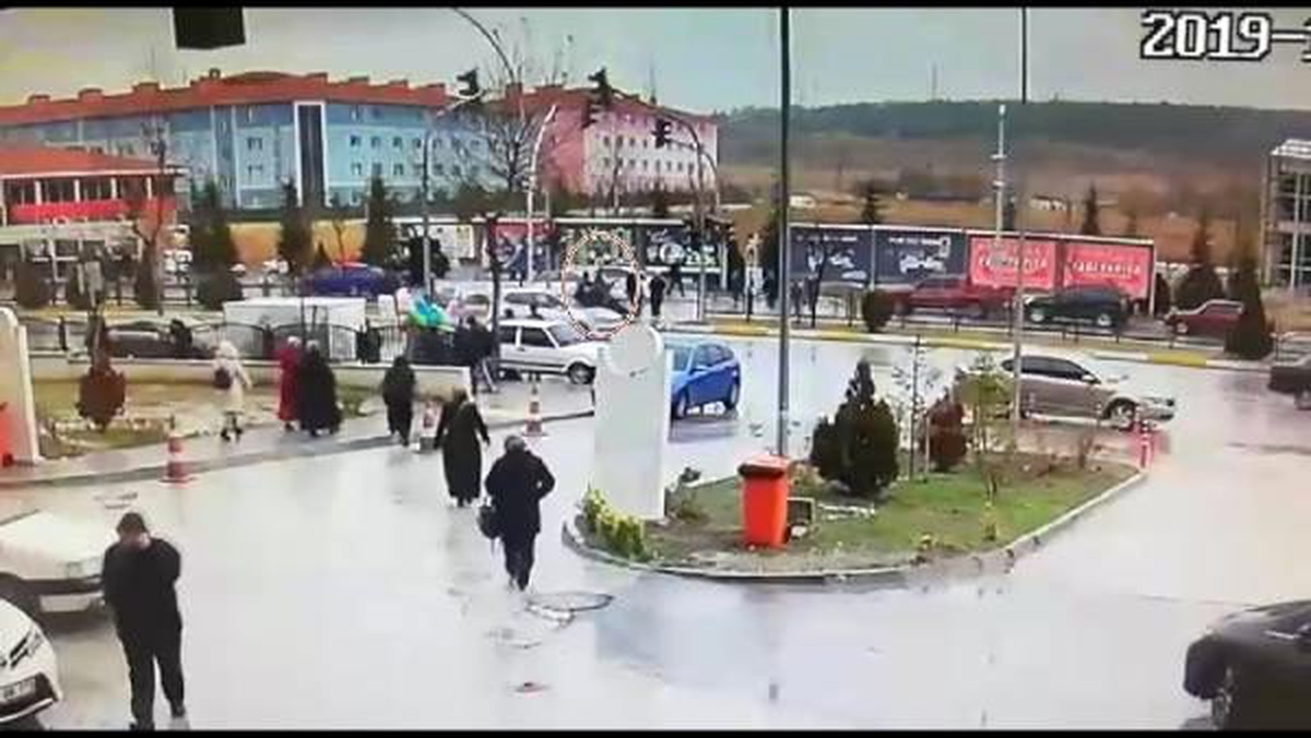 Otomobilin yaya geçidinde 2 kişiye çarpma anı kamerada