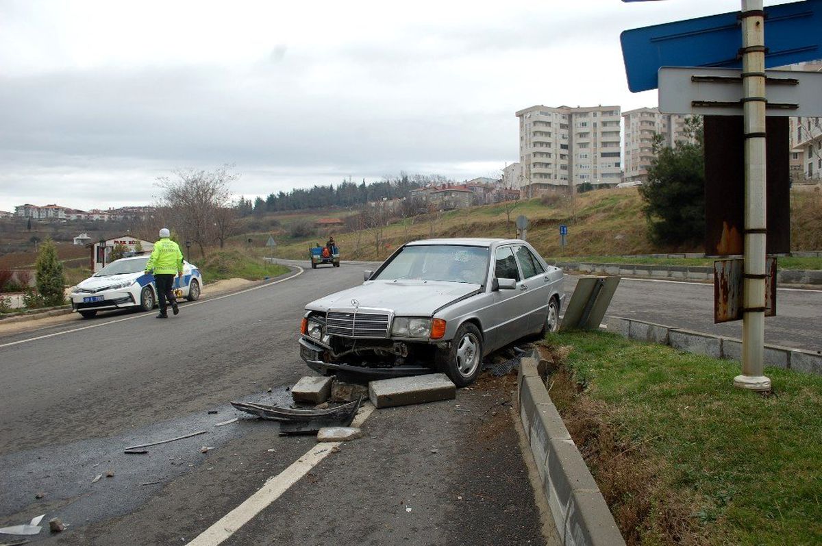 Otomobiliyle refüje çarpan 73 yaşındaki sürücü yaralandı