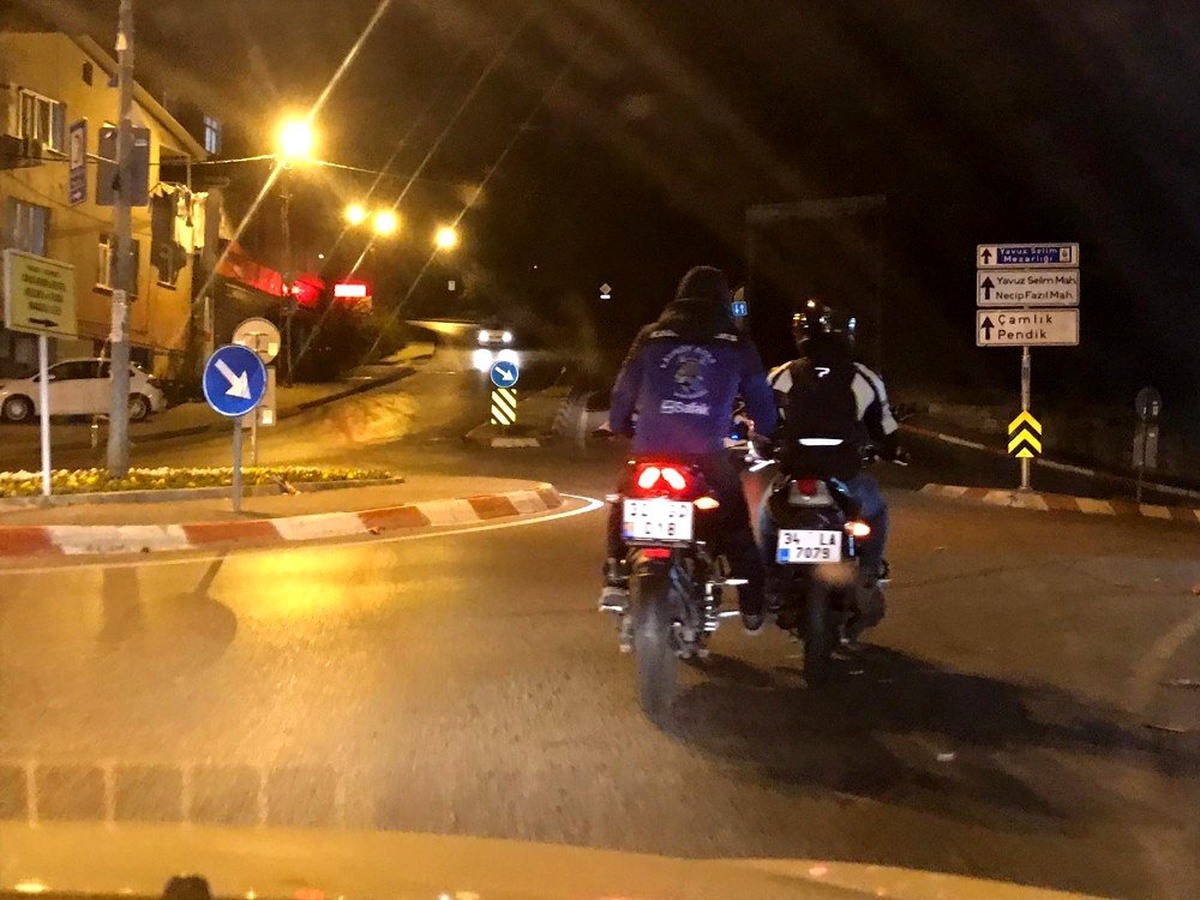 (Özel) Motosiklet sürücüsünün arıza yapan motosikleti ayağıyla ittirdiği anlar kamerada