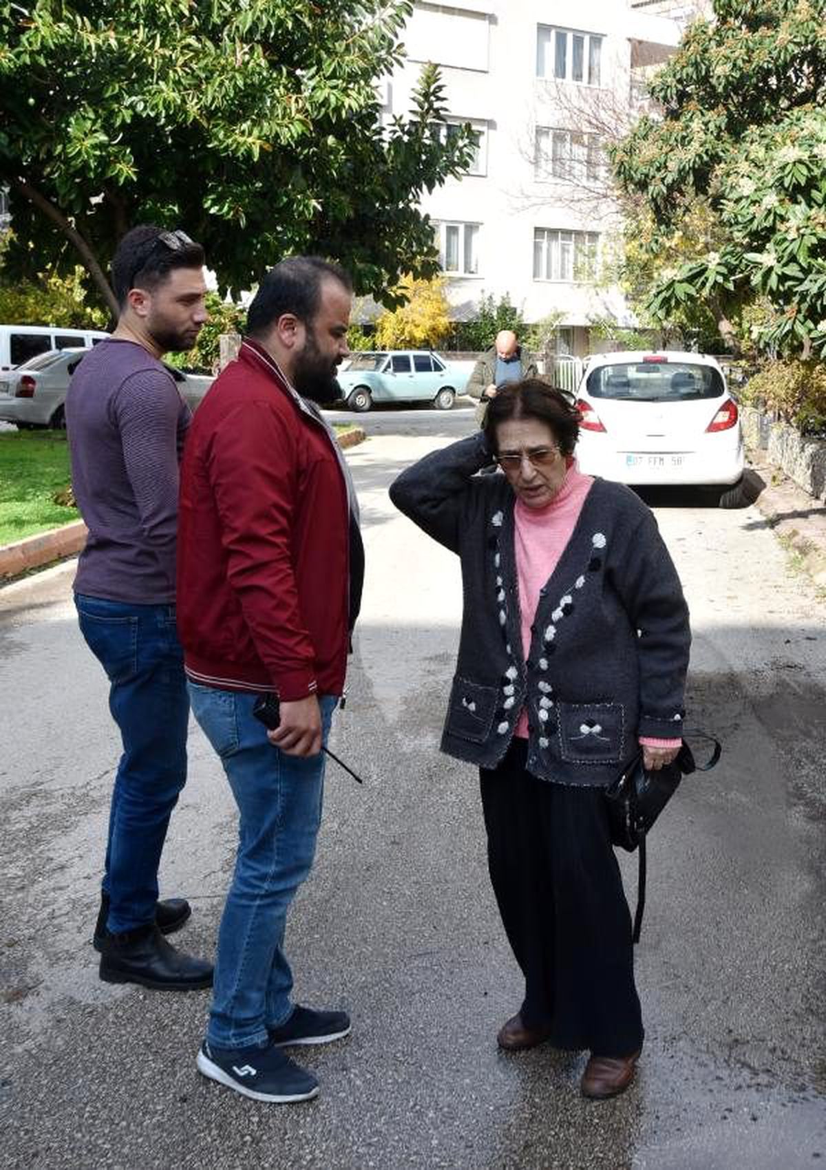 Rukiye nine, kapkaççılara çantasını kaptırmadı