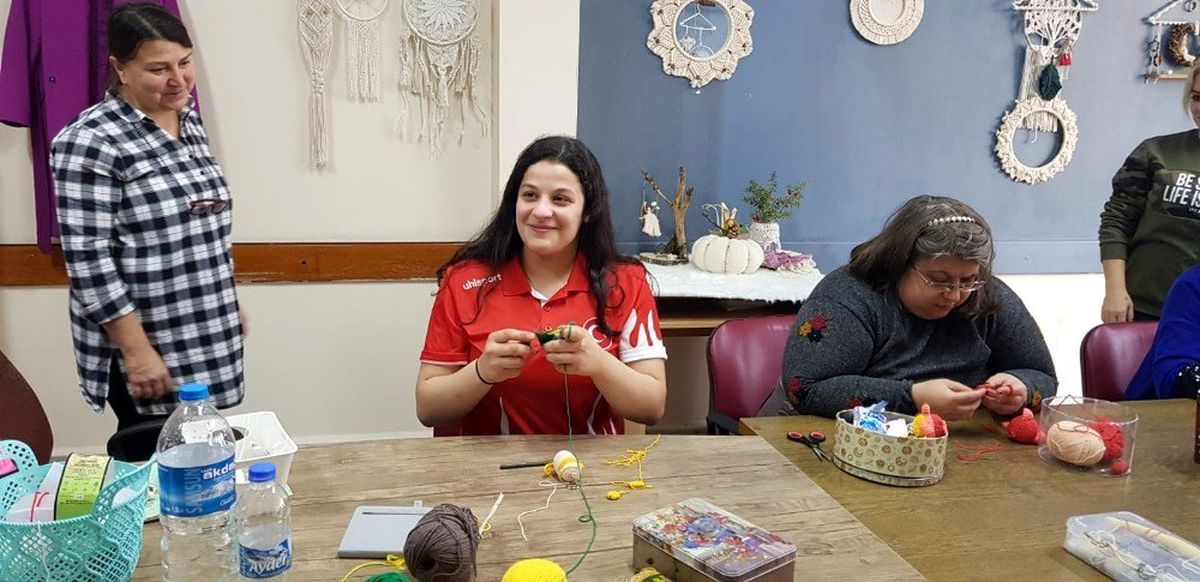 Şampiyon Esma Alper çini boyadı, bebek örgüsü yaptı
