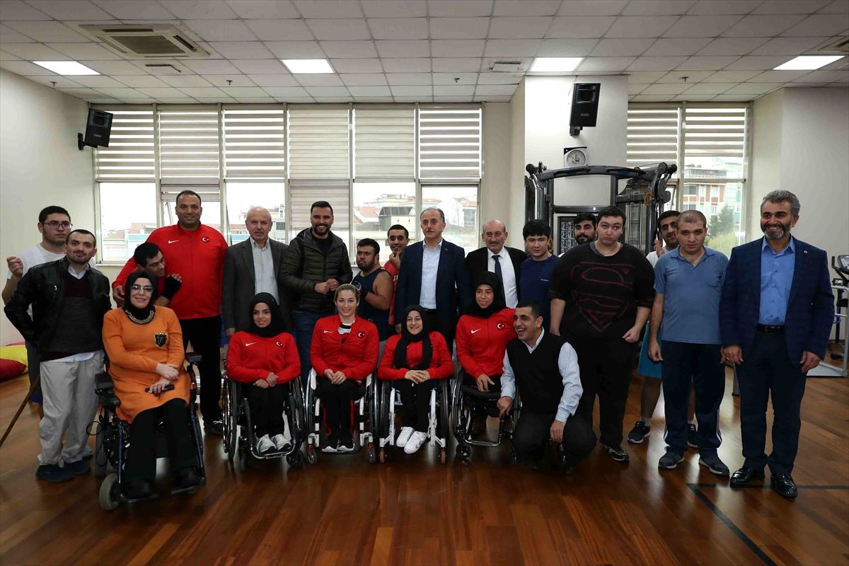 Şarkıcı Alişan, görme engelliler için kitap okudu