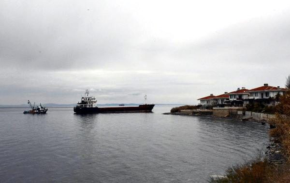 Şarköy\'de kuru yük gemisi karaya oturdu (2)- Yeniden