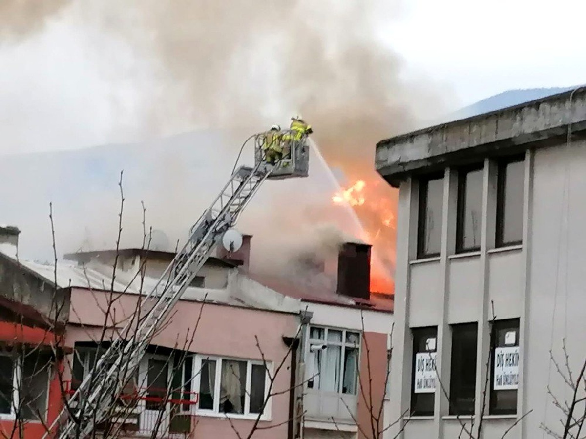 Şehrin göbeğinde korkutan yangın, 5 kişi hastaneye kaldırıldı