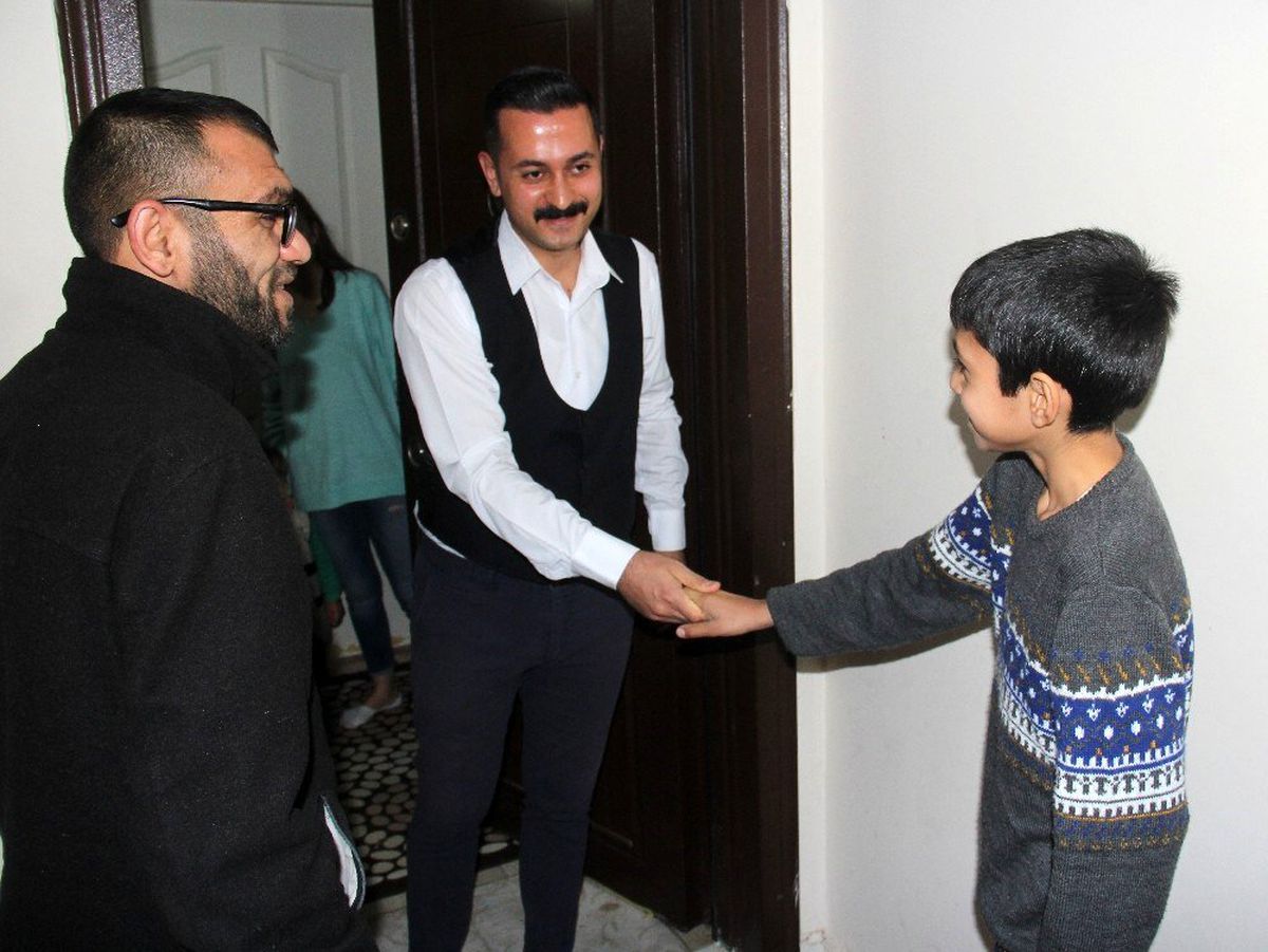Sele kapılan çocuk taburcu olunca kahramanına koştu