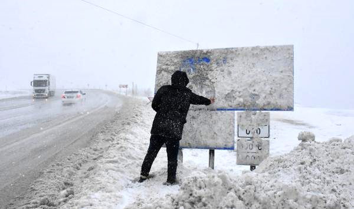 Sivas\'ta kar etkili oldu, 24 köy yolu kapandı