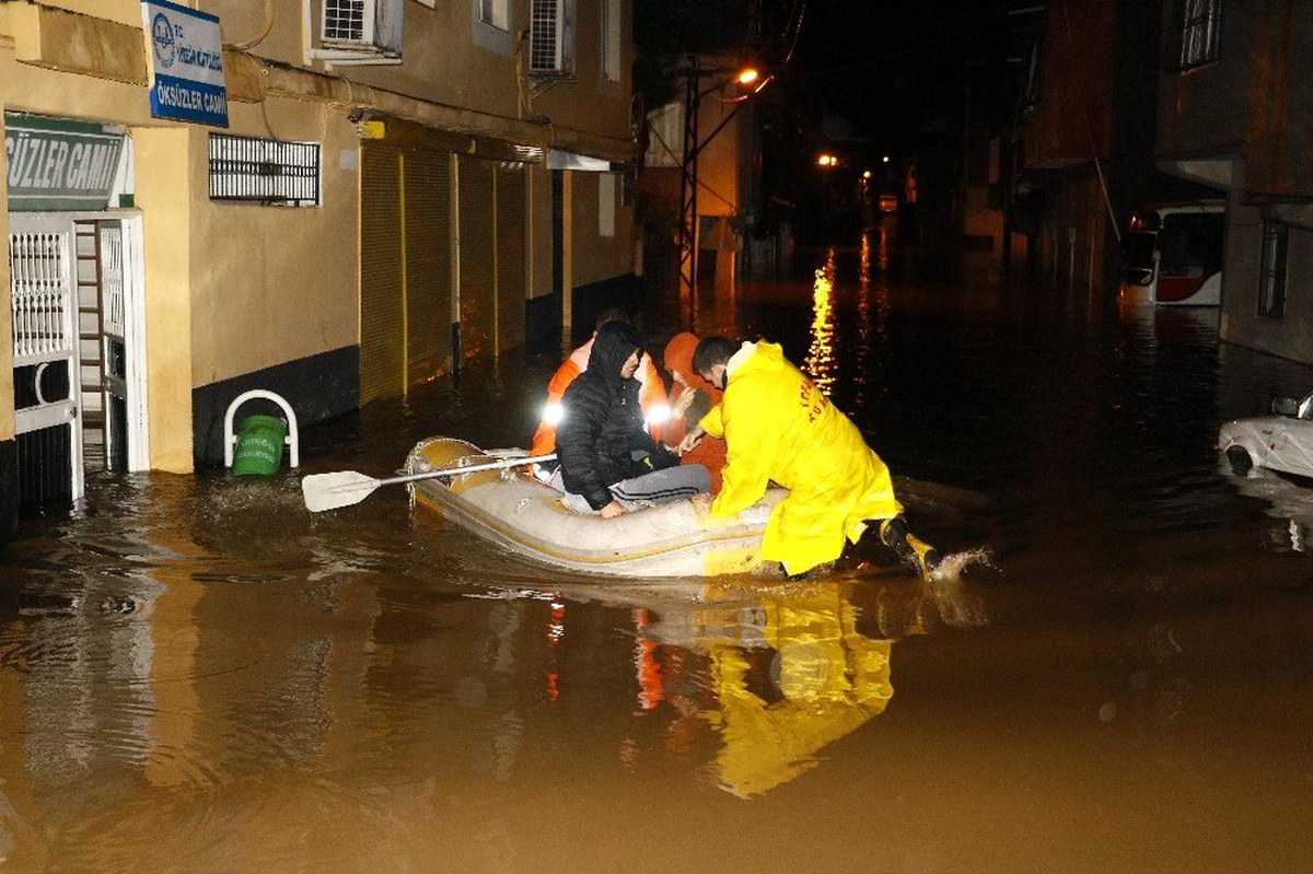 Sokaklar 1 metre su altında kaldı, mahsur kalan 9 kişi botla kurtarıldı