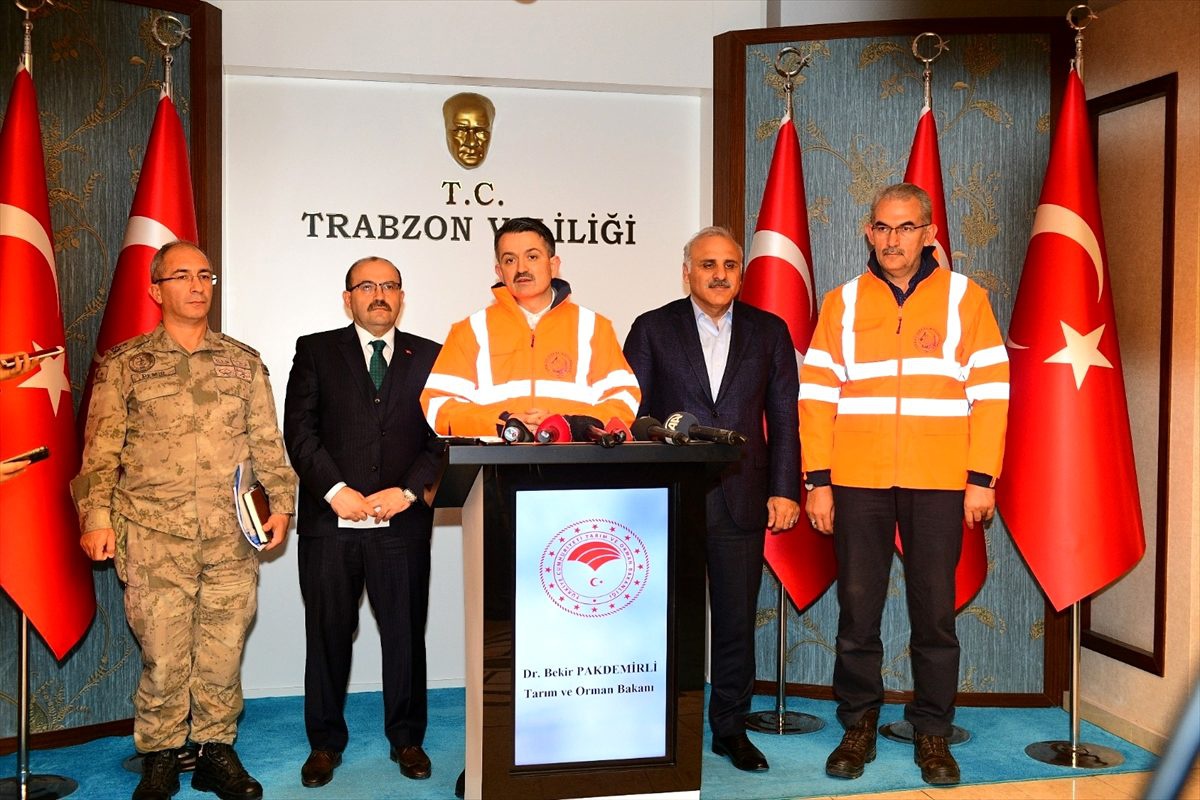 Tarım ve Orman Bakanı Bekir Pakdemirli: "(Karadeniz\'deki örtü yangınları) Soğutma ve söndürme...
