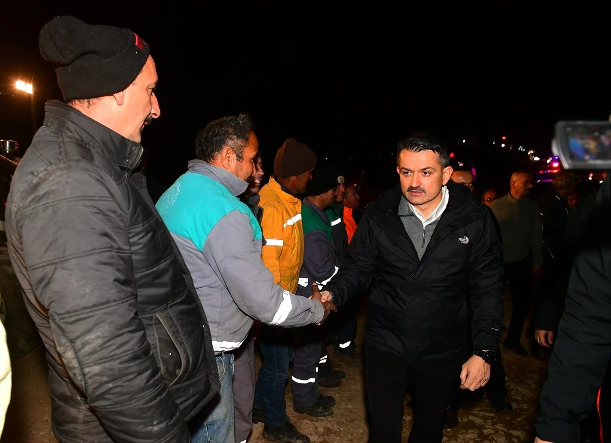 Tarım ve Orman Bakanı Pakdemirli, yangın bölgesinde incelemelerde bulundu