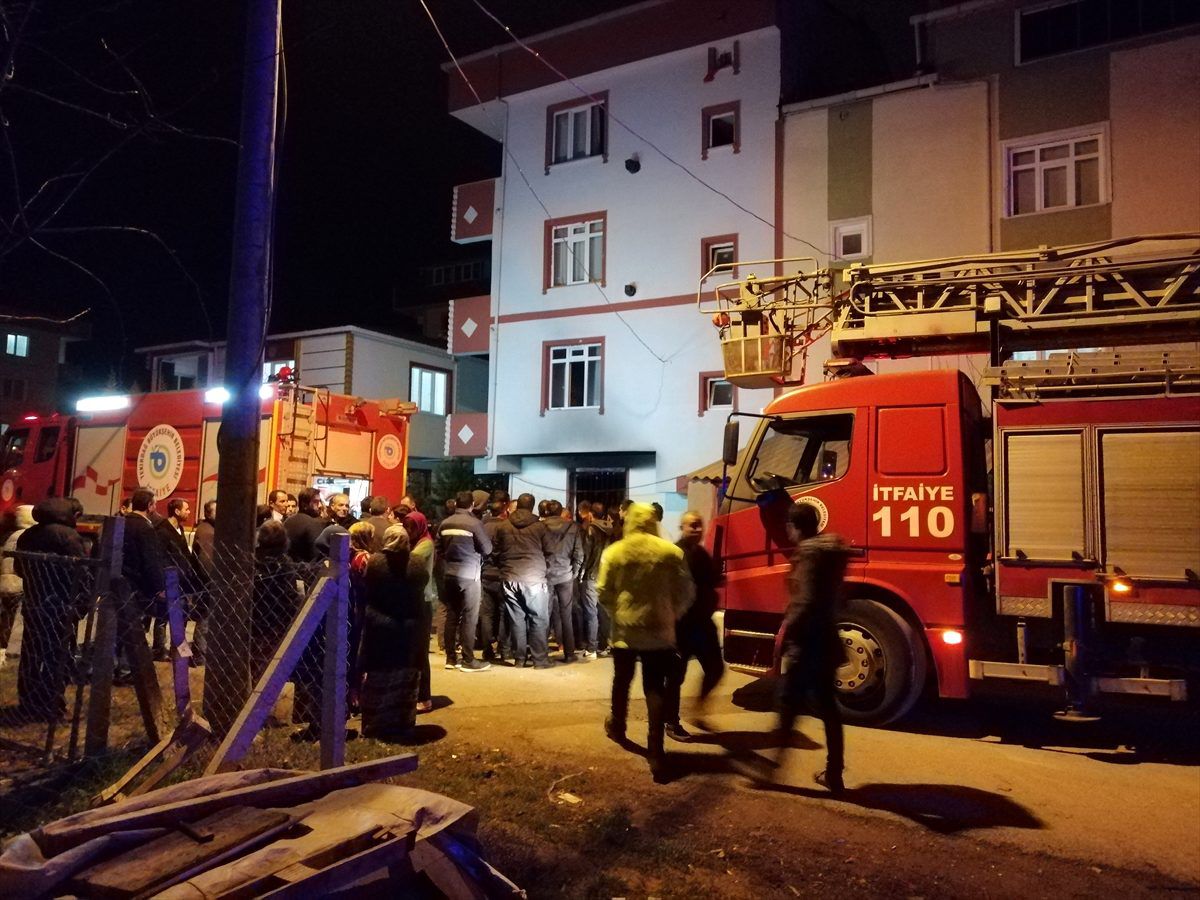 Tekirdağ\'da çıkan ev yangınında 7 kişi dumandan etkilendi