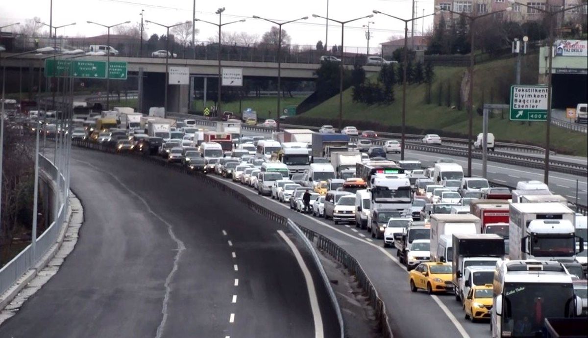 TEM Otoyolu\'nu trafiğe kapatan intihar girişimi