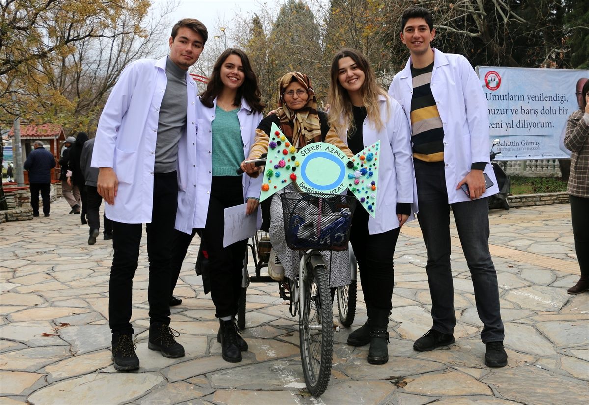 Tıp öğrencileri diyabet farkındalığı için sokakta kan şekeri ölçtü