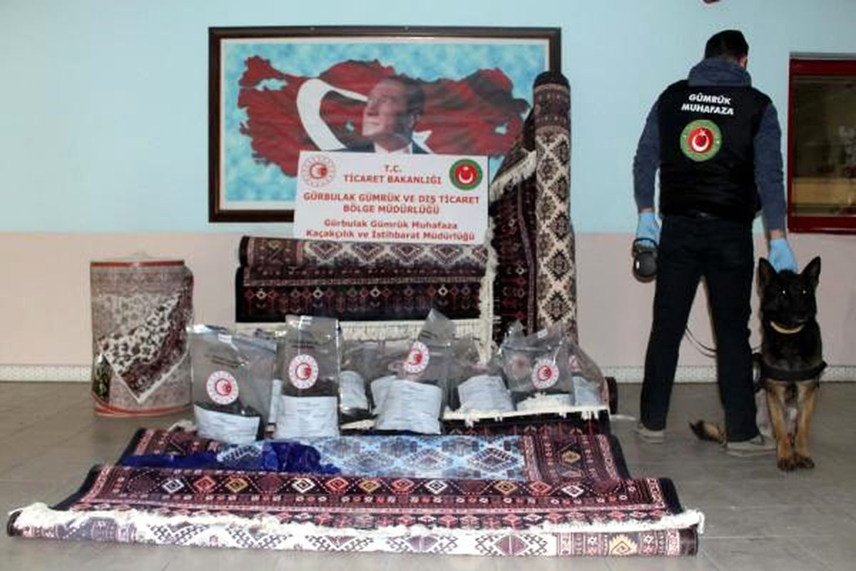 TIR\'daki halıların içinden 137 kilo afyon sakızı çıktı
