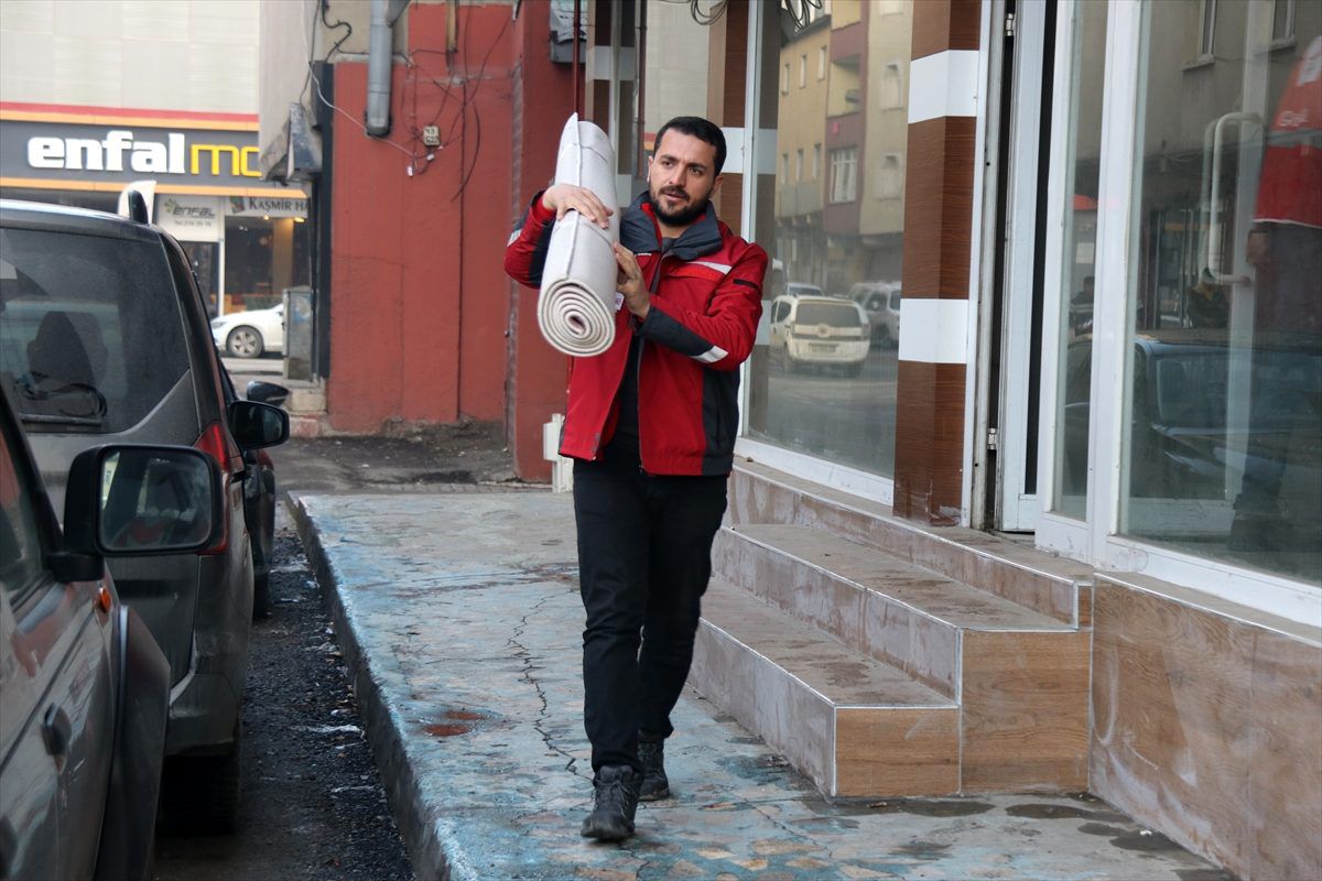 Türk Kızılay kara kışta ihtiyaç sahiplerinin yardımına koşuyor