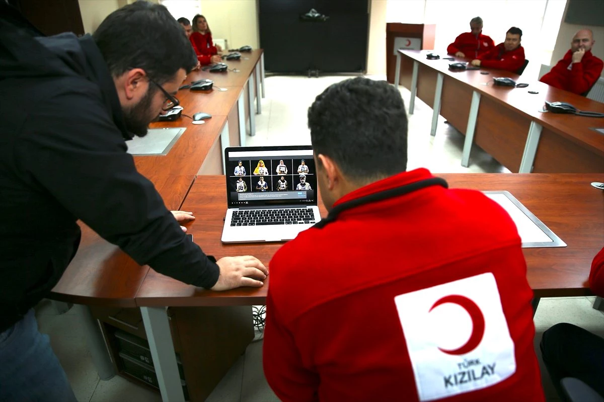 Türk Kızılay saha personelleri AA\'nın "Yılın Fotoğrafları" oylamasına katıldı