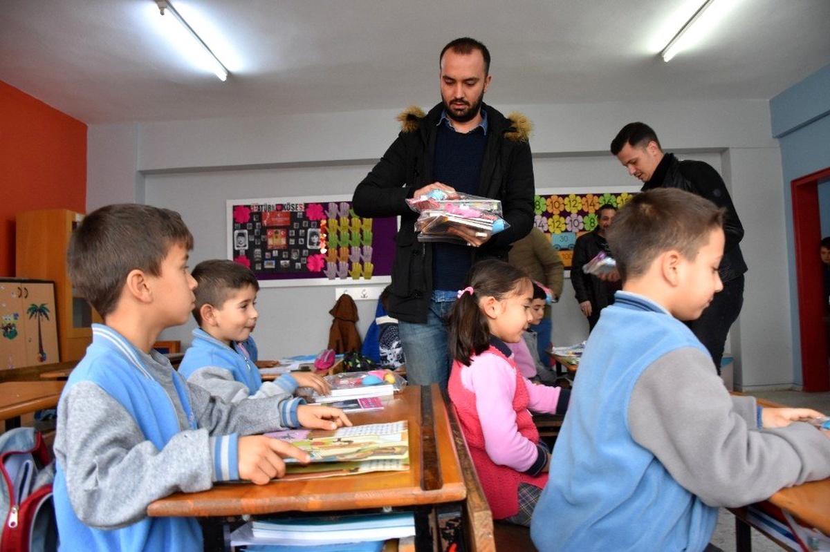 Üniversite öğrencilerinden minik öğrencilere kitap