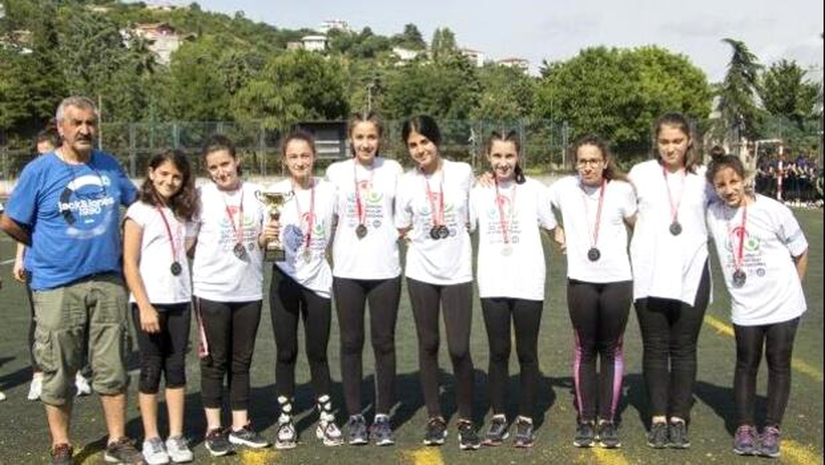 Üsküdarlı hentbolcu kızlar alkışlanıyor
