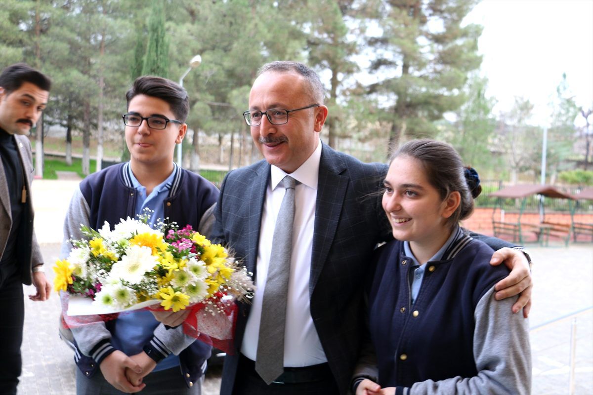 Validen penaltı vuruşunu kurtaran öğrenciye halı saha sözü