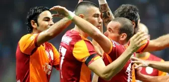 Wesley Sneijder, jübilesine Selçuk İnan ve Burak Yılmaz'ı çağırdı