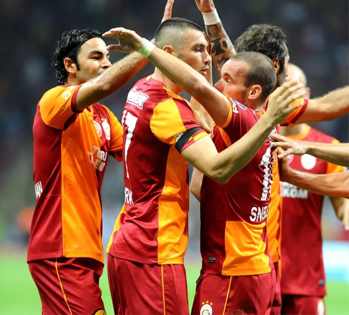 Wesley Sneijder, jübilesine Selçuk İnan ve Burak Yılmaz\'ı çağırdı