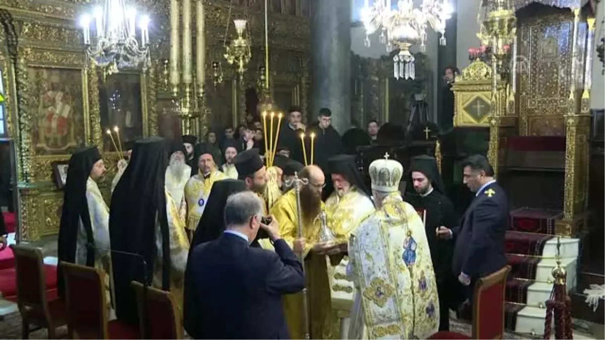 Yunanistan Dışişleri Bakanı Dendias, Fener Rum Patrikhanesi\'nde Noel ayinine katıldı