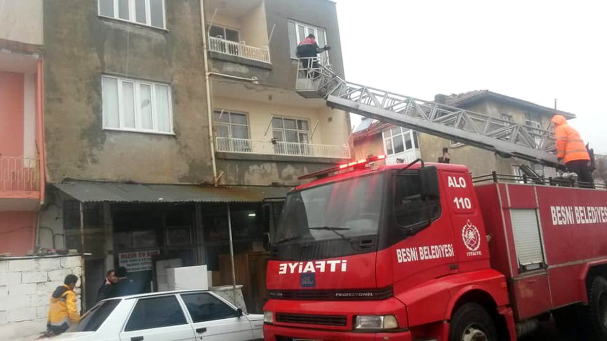 Zehirlenen şahsa itfaiye balkondan ulaştı