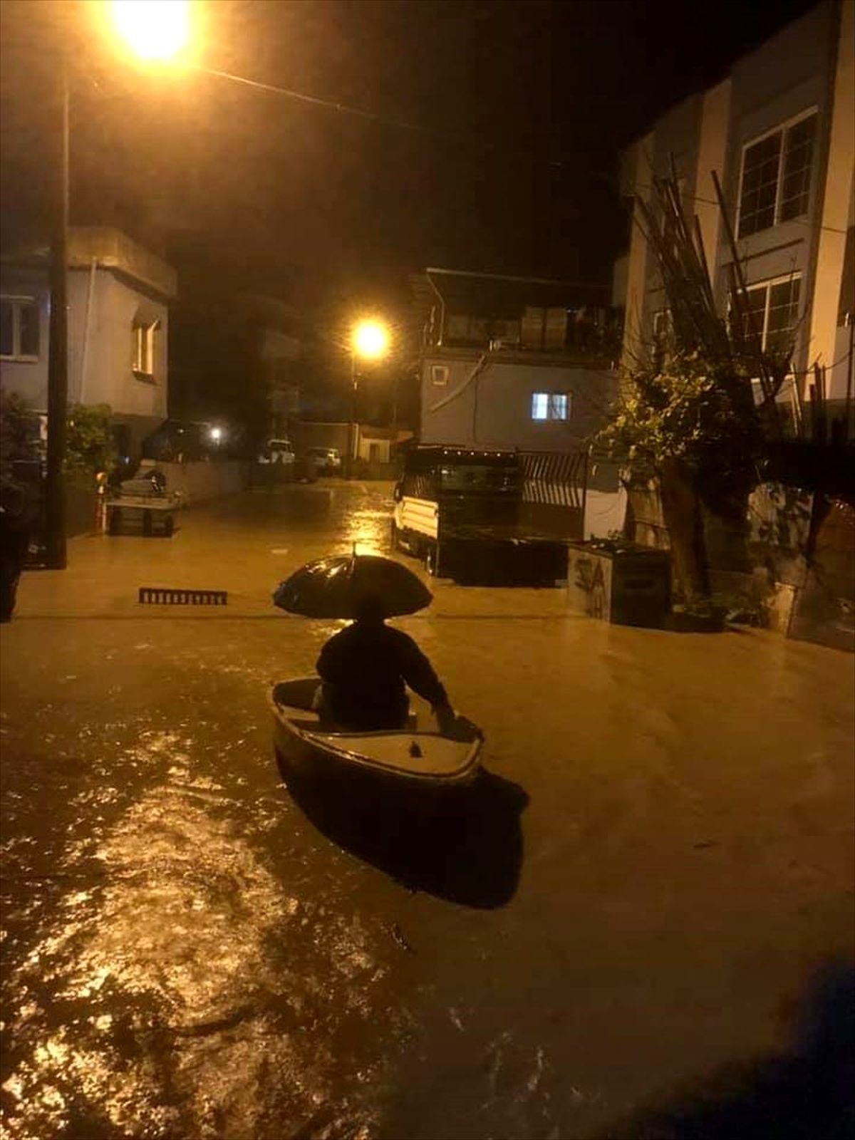 Adana\'da sağanak ve taşkınlar hayatı olumsuz etkiliyor