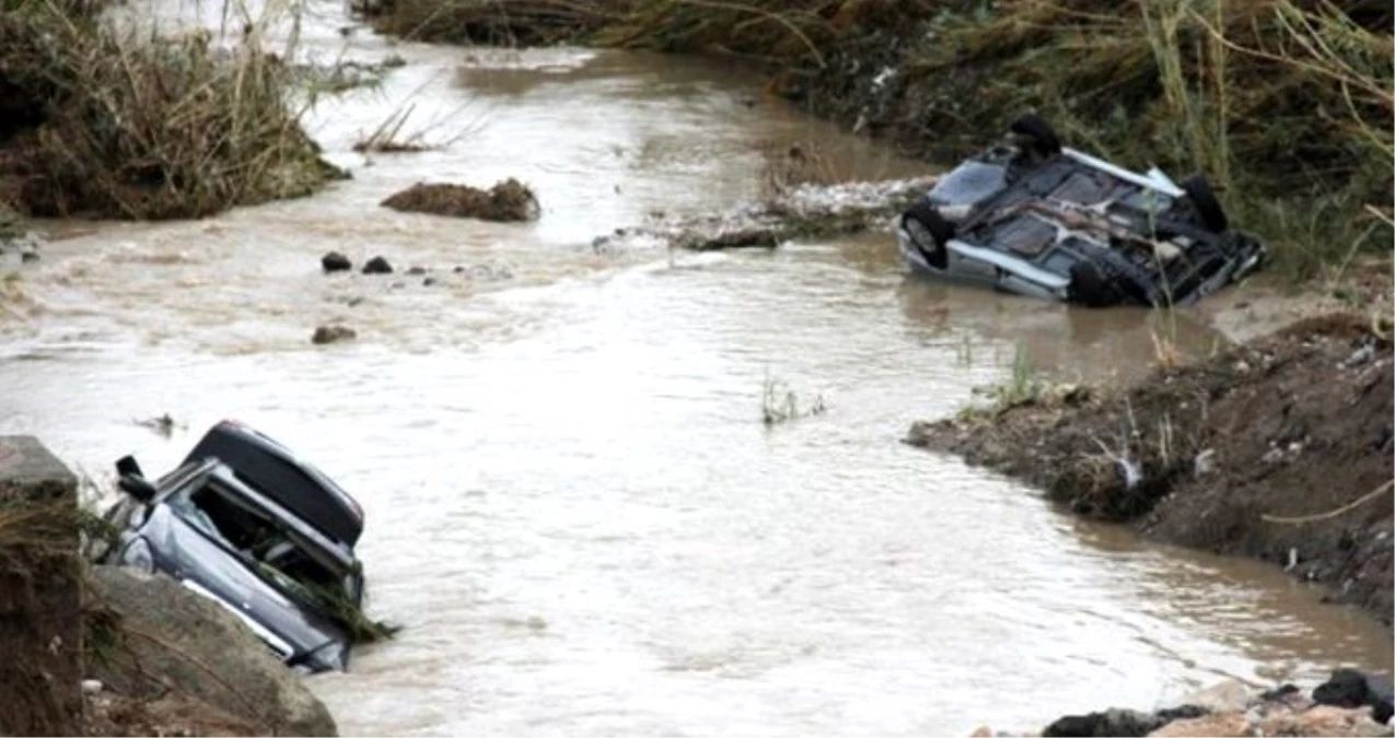 Adana\'da sel sularının çekilmesiyle su altında kalan otomobiller ortaya çıktı