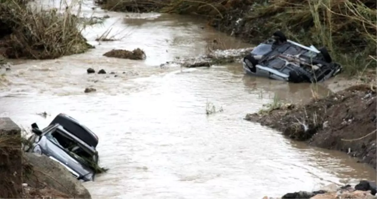 Adana\'da sel sularının çekilmesiyle su altında kalan otomobiller ortaya çıktı