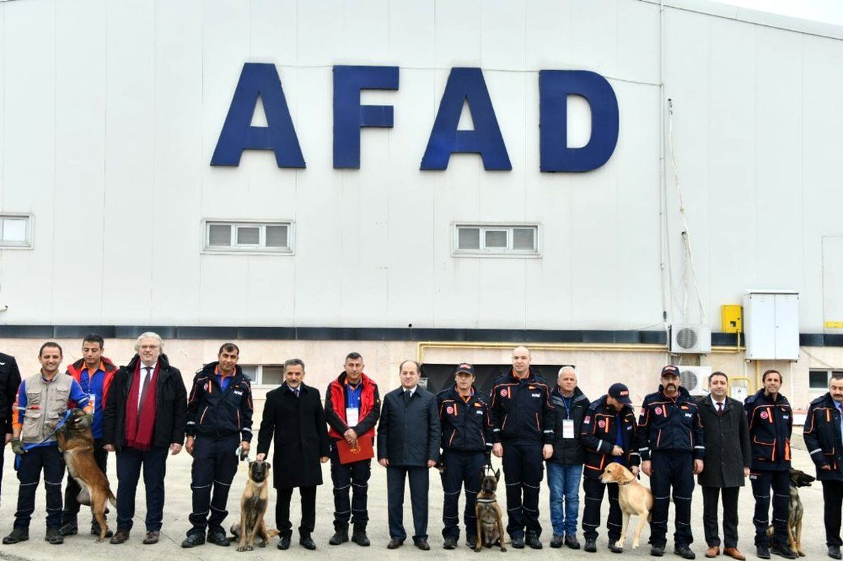 AFAD\'ın gücüne güç katacak 5 köpekli arama timine sertifika