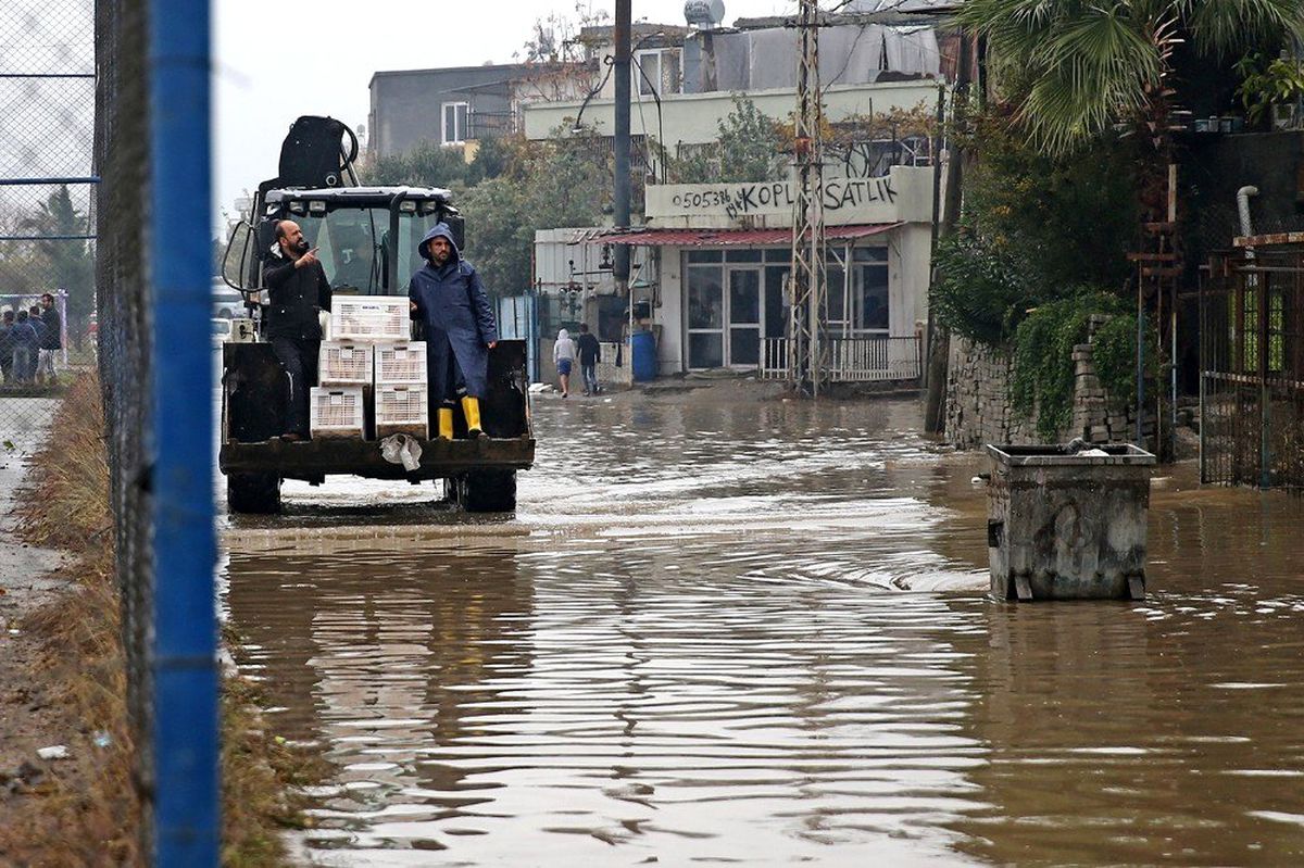 Afetzedelere çorba ve ekmek dağıtıldı